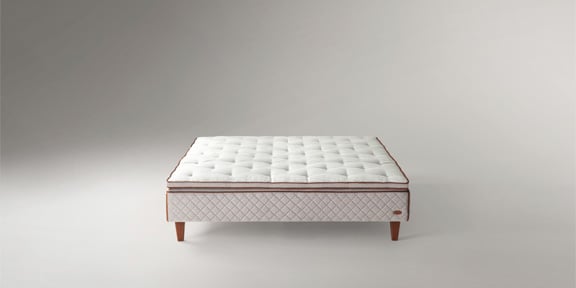 Legendary comfort in the original low-profile DUX bed with dynamic two-layer spring construction.